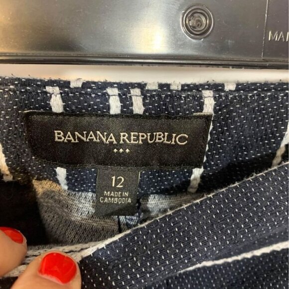 BANANA Republic shorts. Size 12 cotton/poly blend. navy/white. - Picture 5 of 7